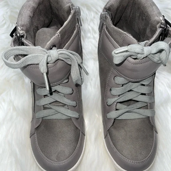 Stylish Gray High-Top Sneakers - Picture 5 of 7